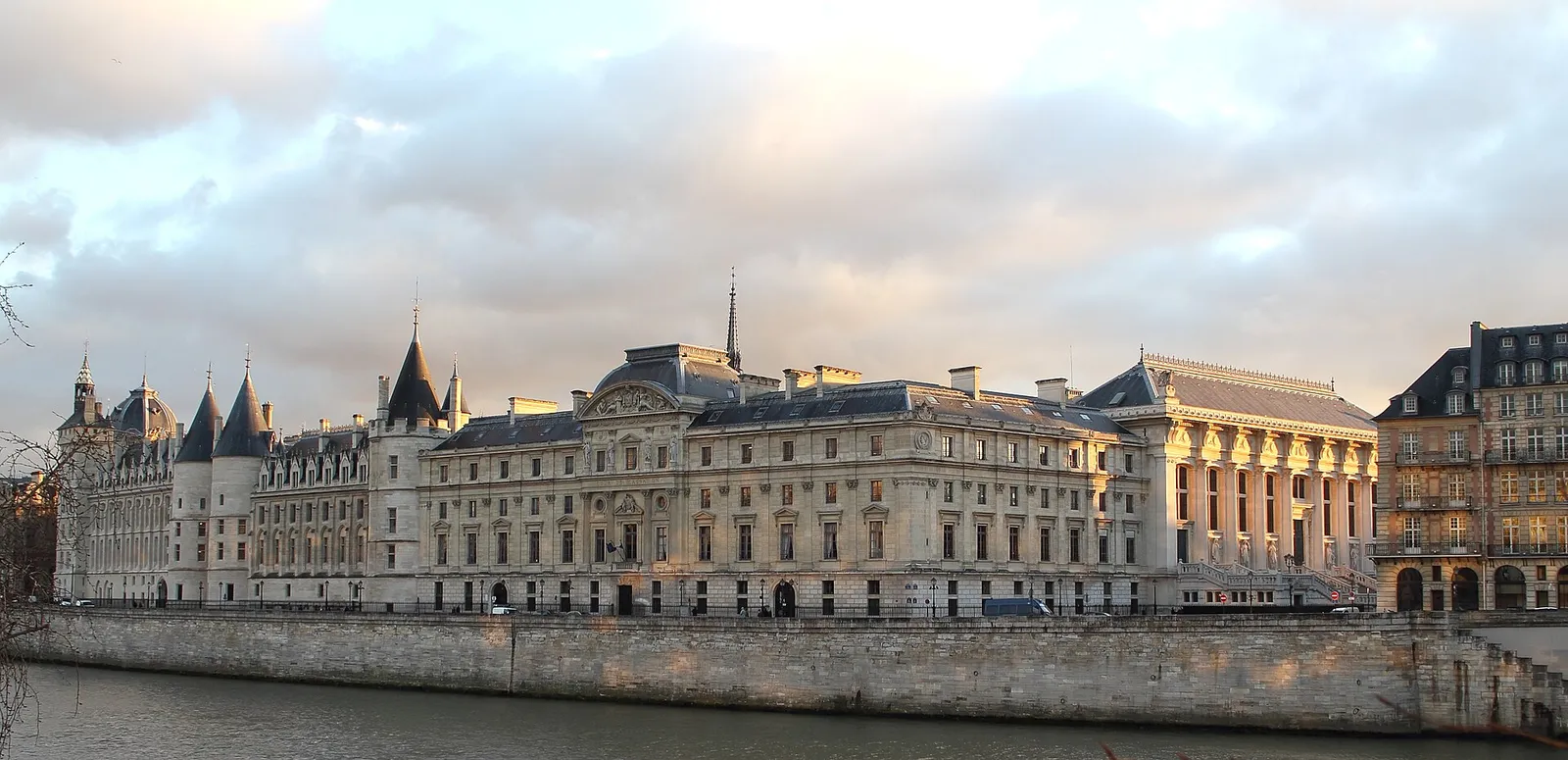 La Cour de cassation et la Conciergerie, à Paris (illustration)