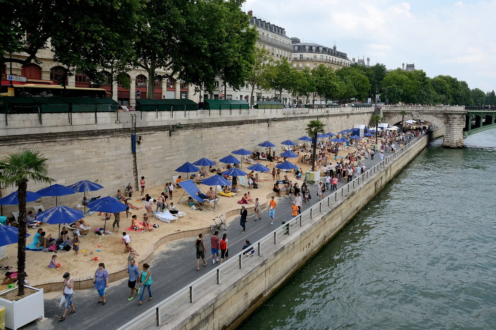 Bords de Seine aménagés en plage urbaine à Paris pendant l'été