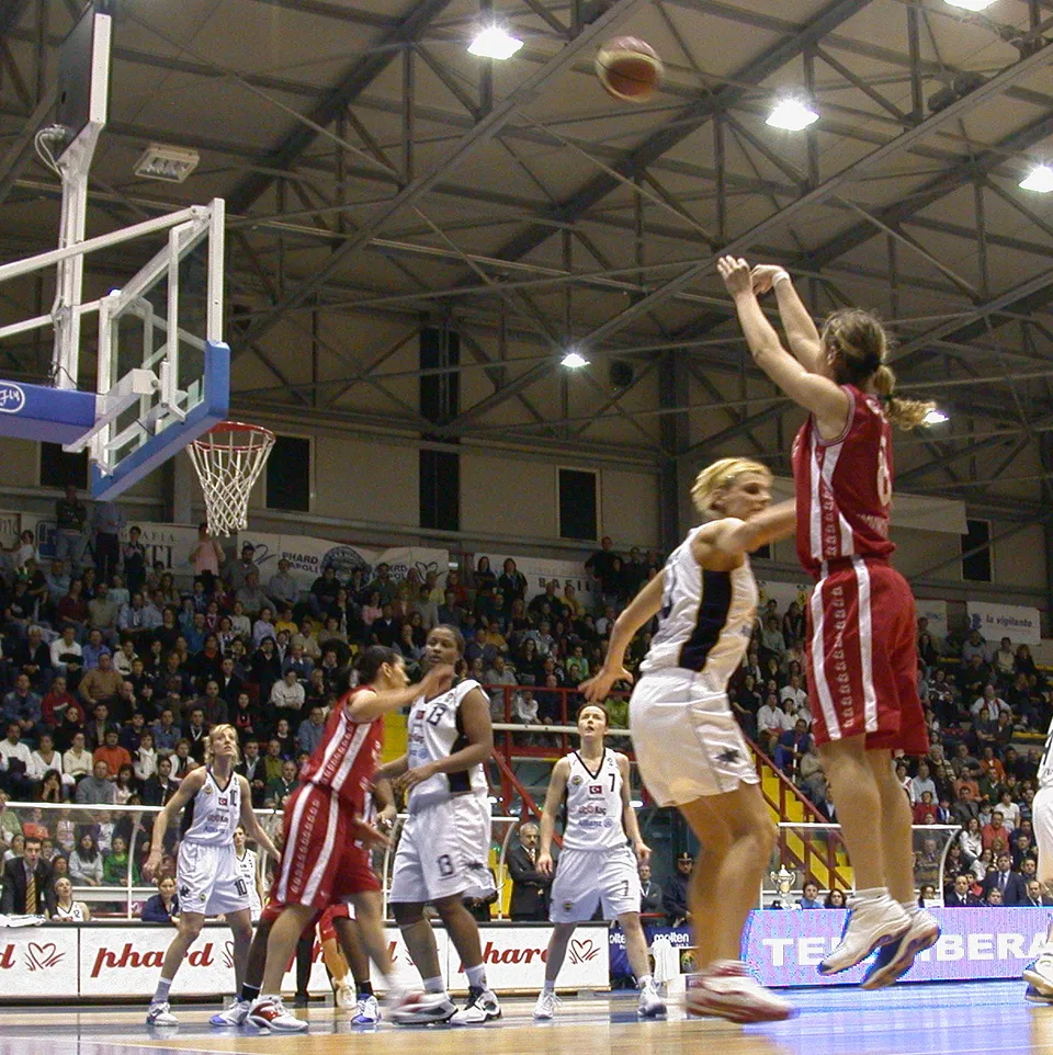 Joueur de basket au tir (illustration)