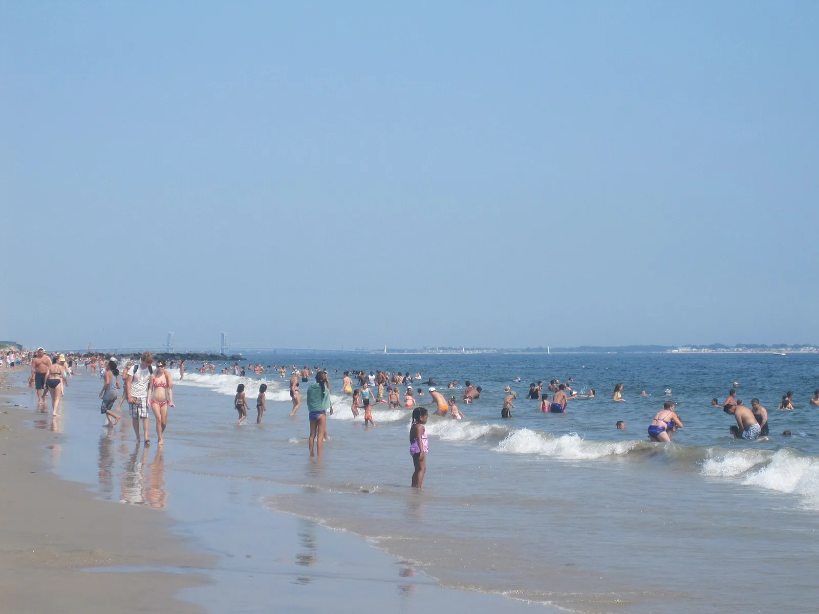 Une plage bondée par un après-midi d'été