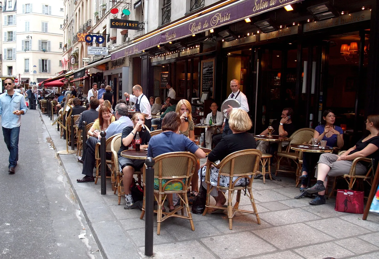 Terrasse de café rue de Buci, à Paris