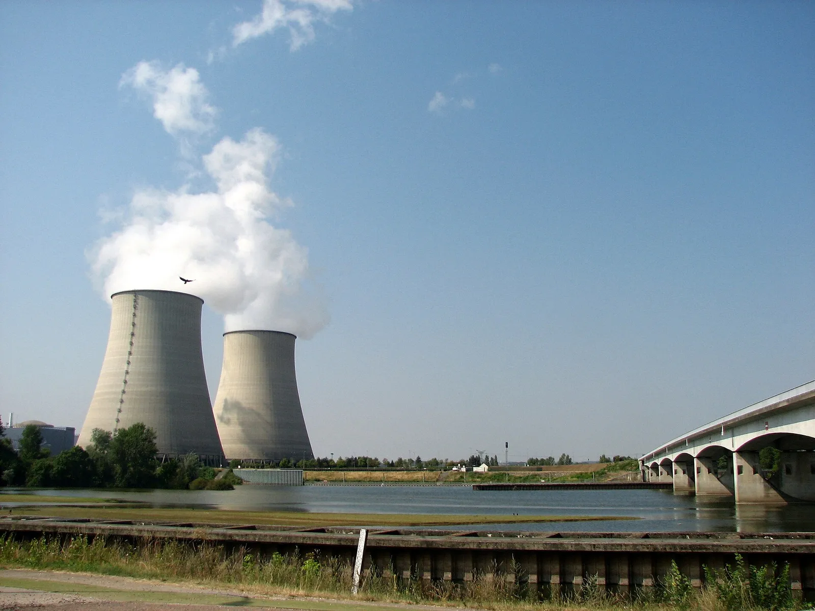 Une centrale nucléaire française au bord d'un fleuve