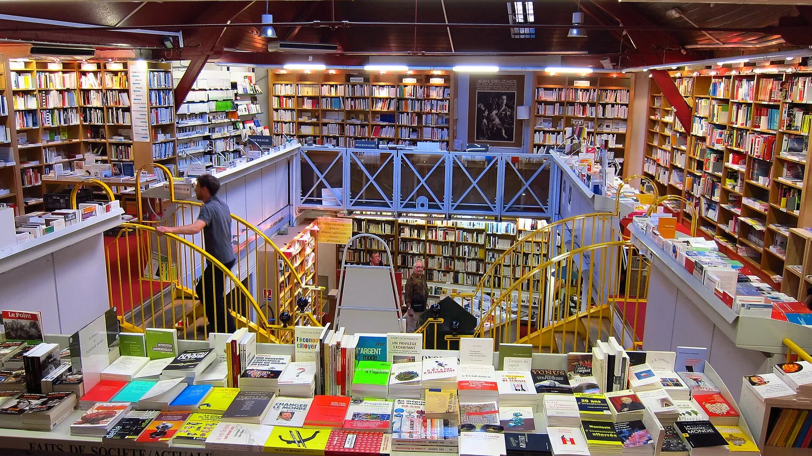 Une librairie indépendante (la librairie Ombres Blanches, à Toulouse)