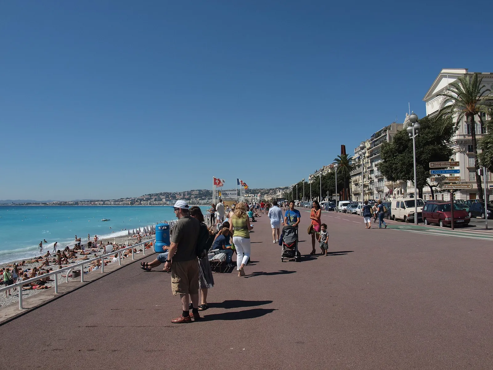 Des baigneurs sur une plage française en été