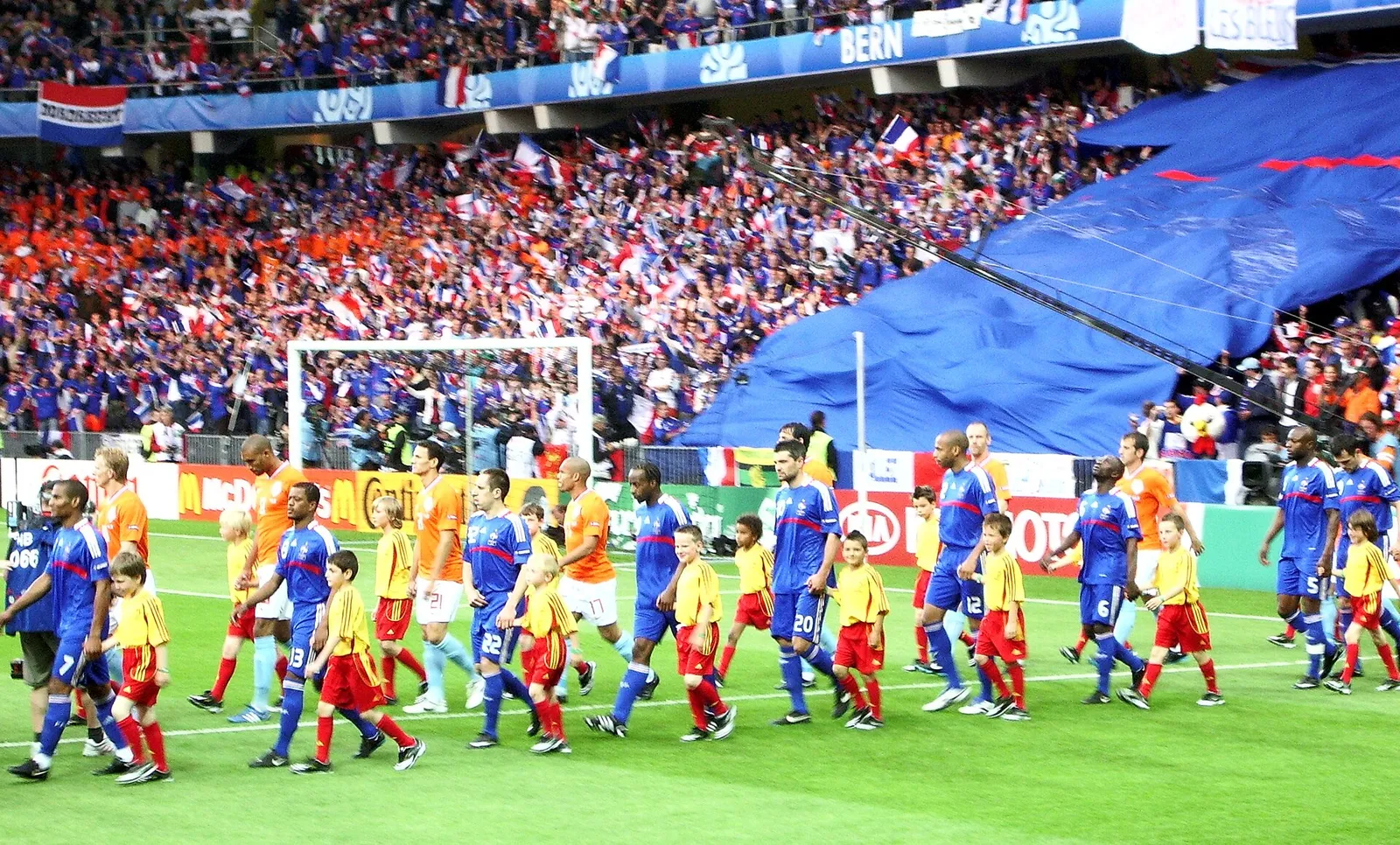 L'équipe de France de football entrant sur le terrain (illustration)