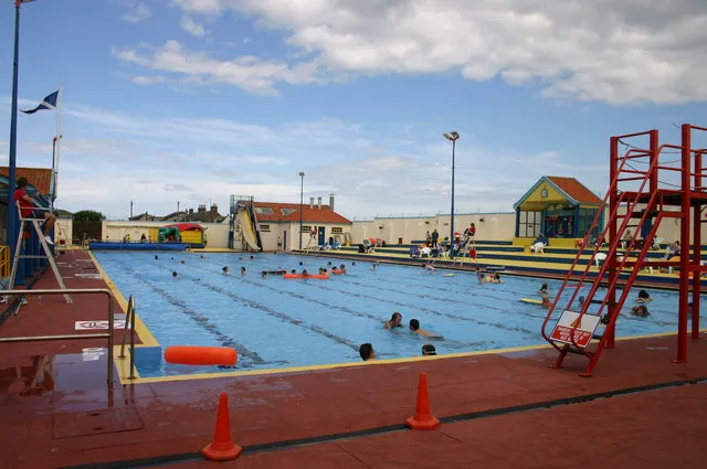 Une piscine de plein air en été