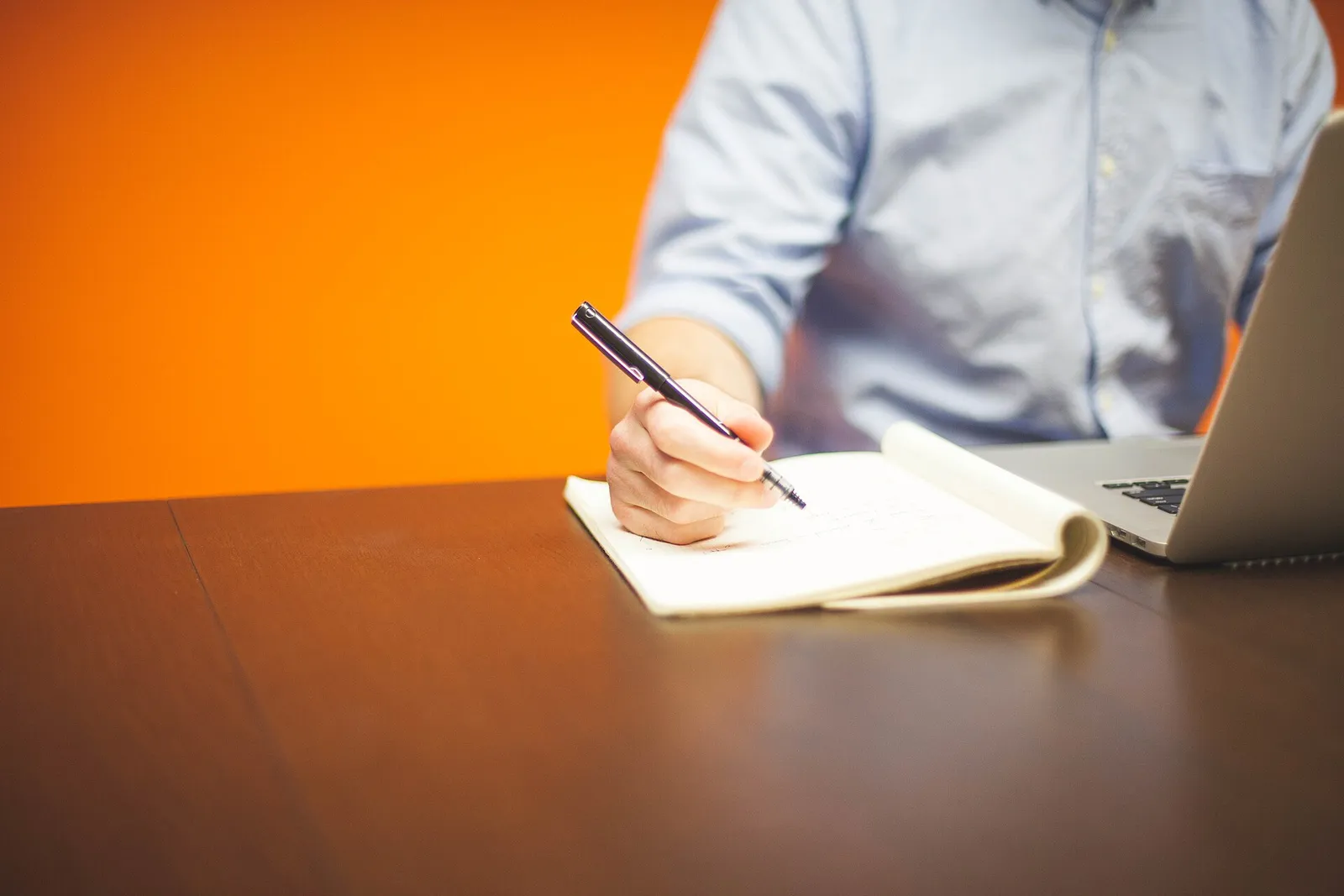 Une personne utilisant un ordinateur portable (illustration)