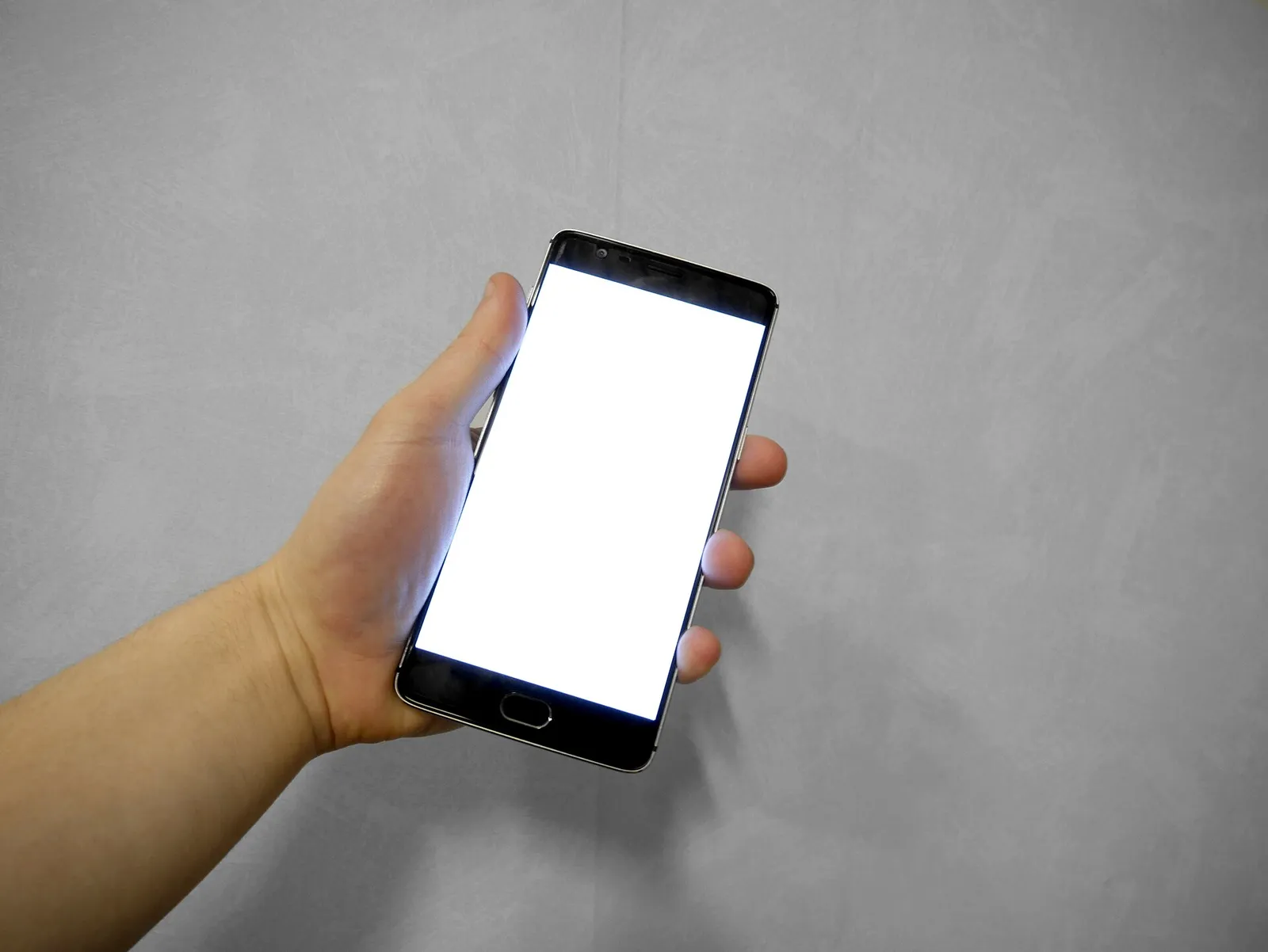 Un smartphone tenu en main (illustration)