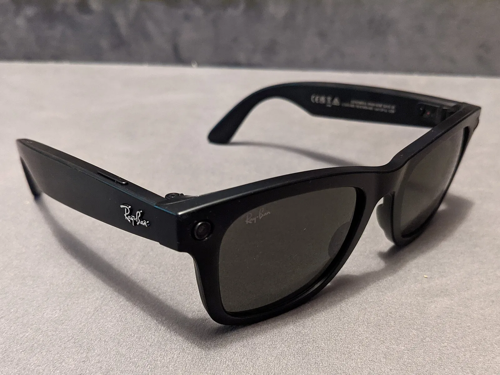 Une paire de lunettes connectées Ray-Ban à caméra intégrée