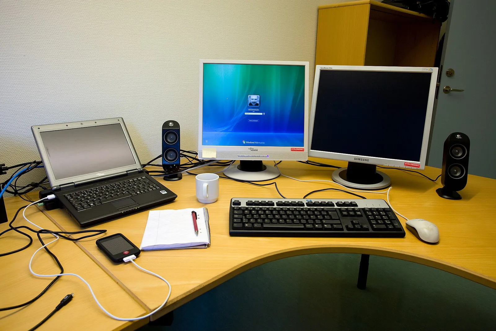 Un ordinateur portable posé sur un bureau