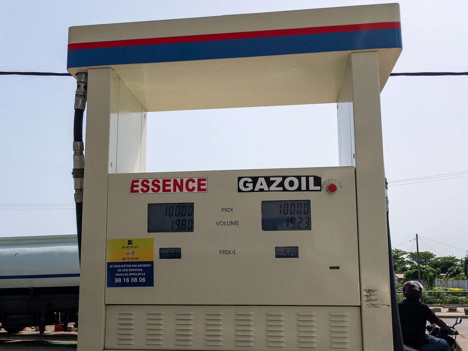 Une pompe distribuant essence et gazole dans une station-service