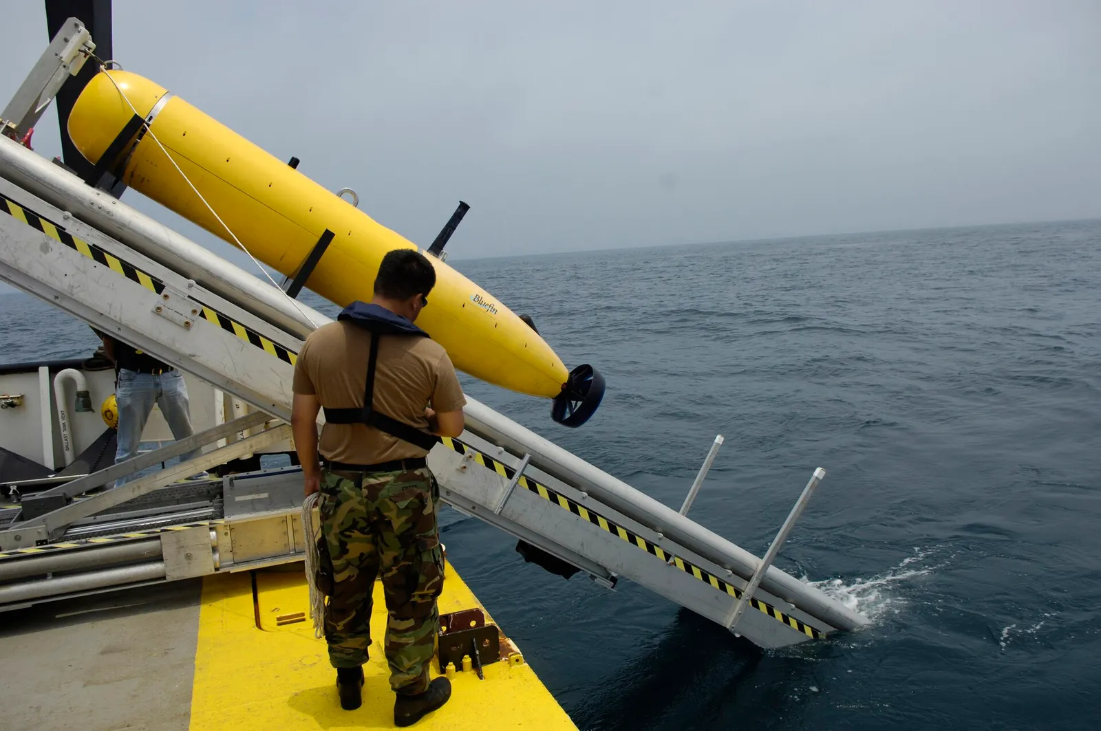 Un drone sous-marin autonome (AUV) lors d'un déploiement (illustration)