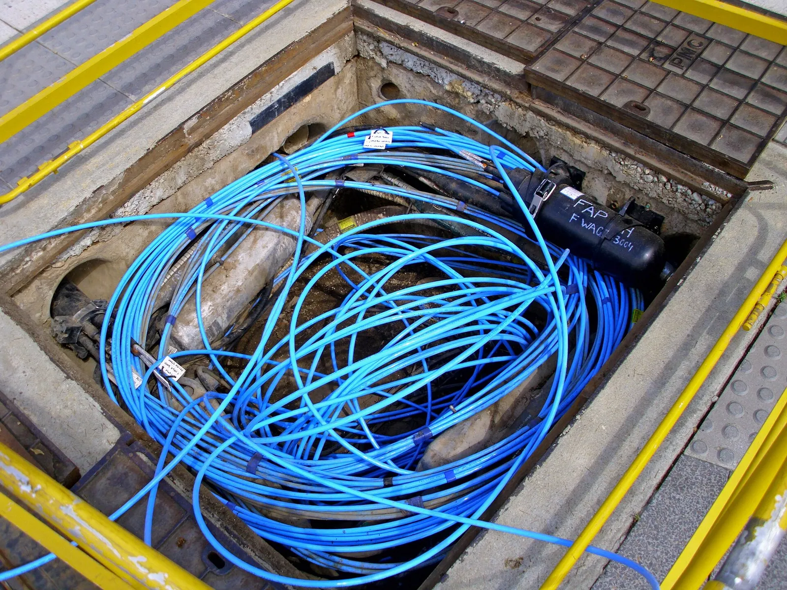 Câbles de fibre optique dans une chambre de raccordement