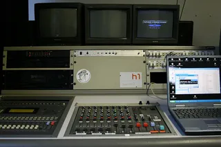 Une console de mixage en studio (image d'illustration)