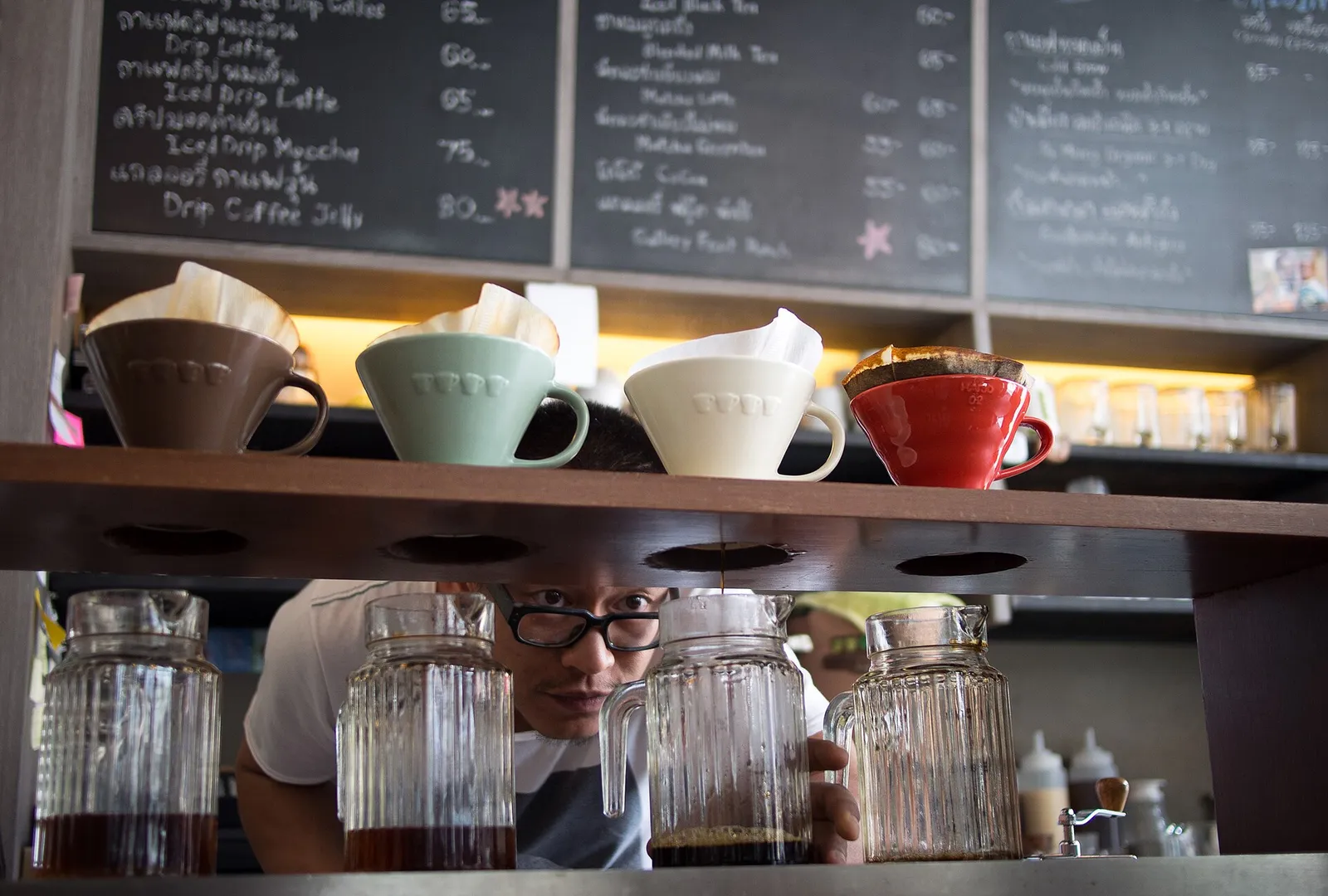 Une tasse de café filtre en préparation