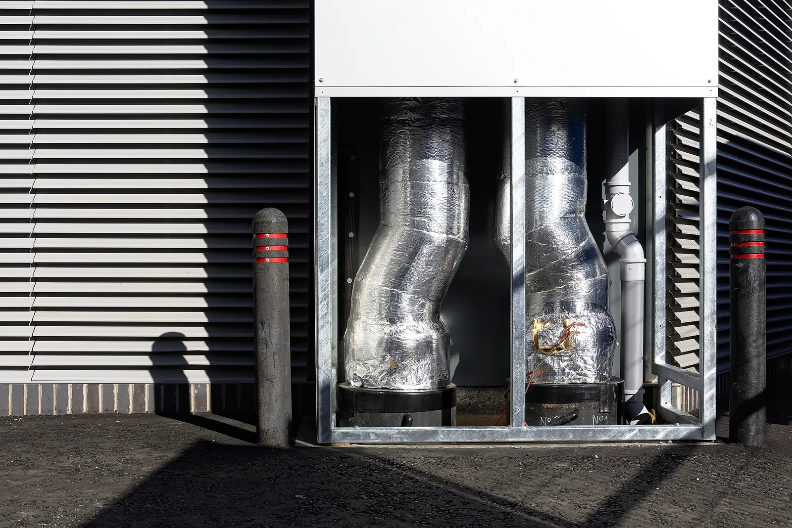 Canalisations isolées d'une centrale d'énergie desservant un réseau urbain