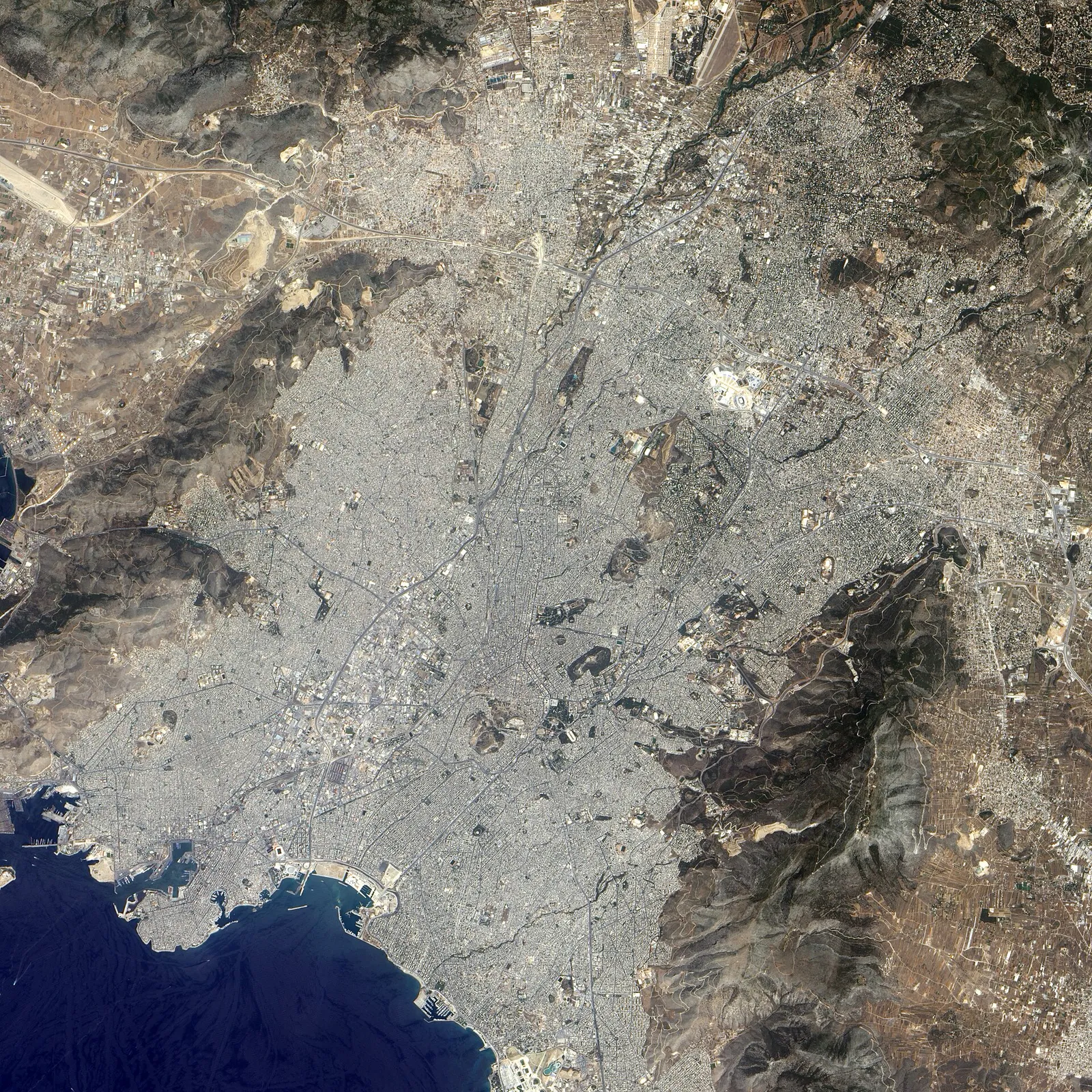 Vue satellite d'Athènes et des collines qui entourent la plaine attique