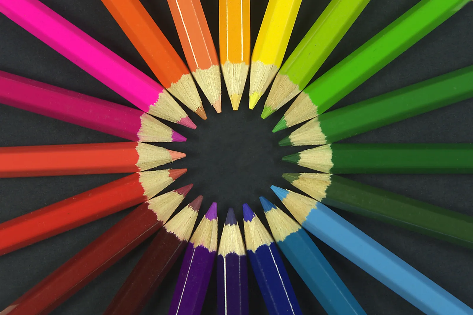 Crayons de couleur alignés