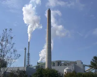 Une usine de pâte à papier (image d'illustration)