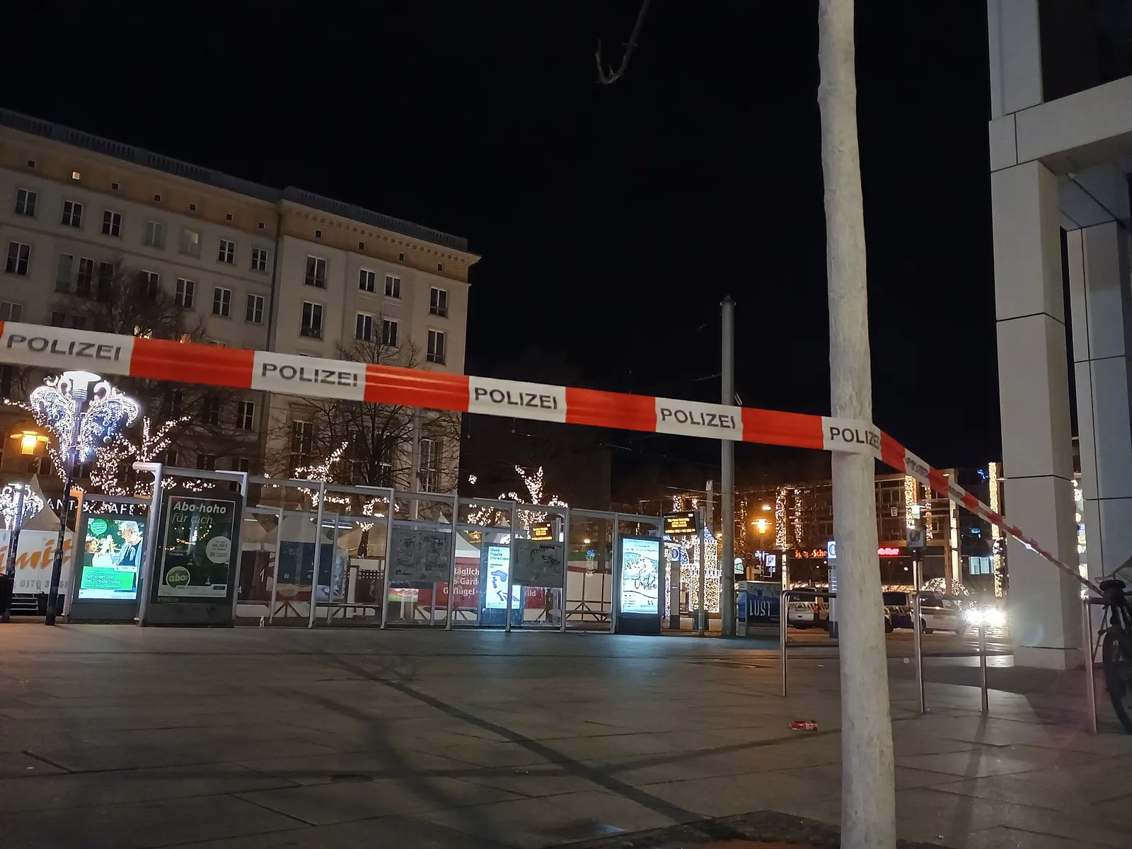 Périmètre de sécurité de la police autour du marché de Noël de Magdebourg, décembre 2024