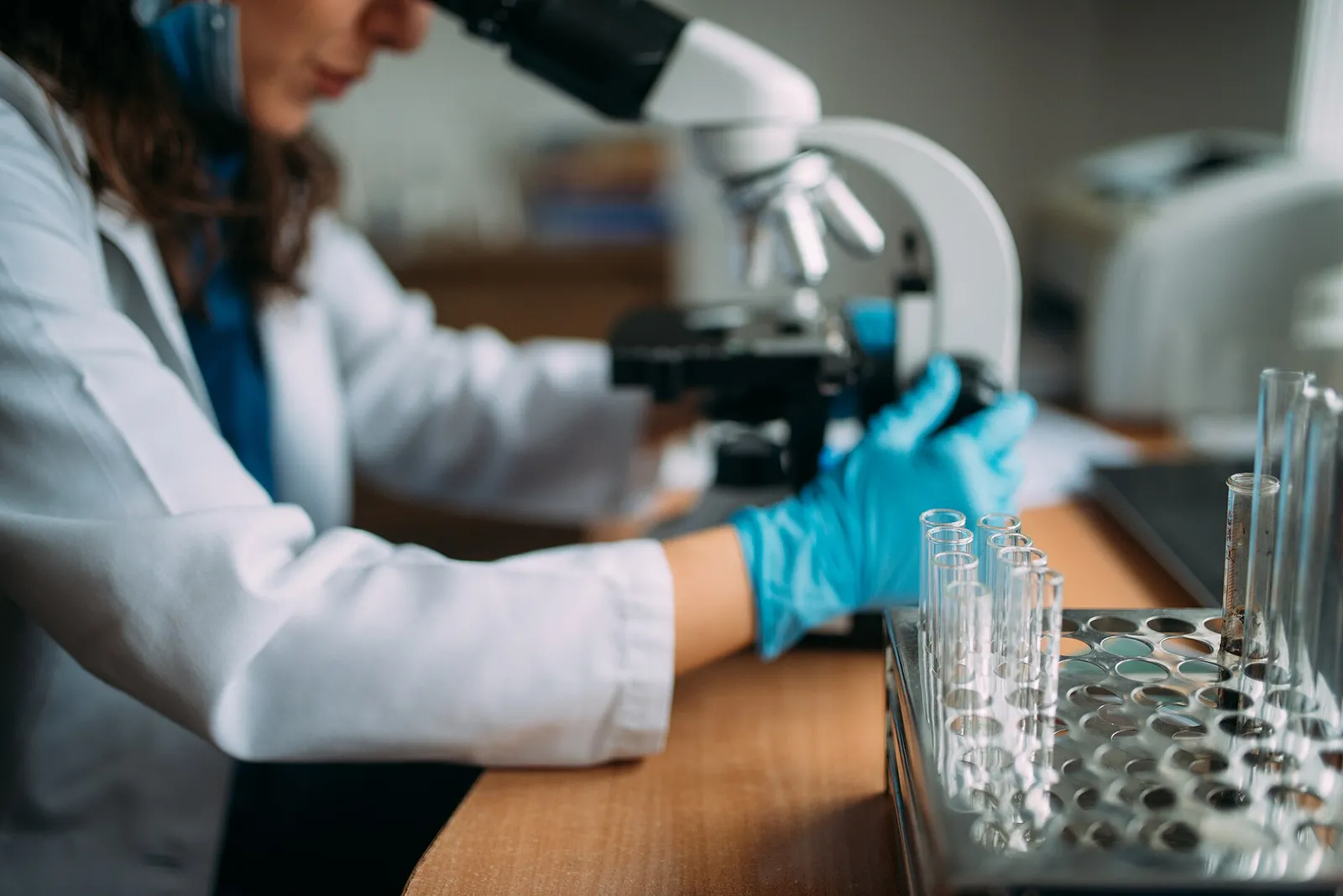 Un chercheur au microscope (illustration)