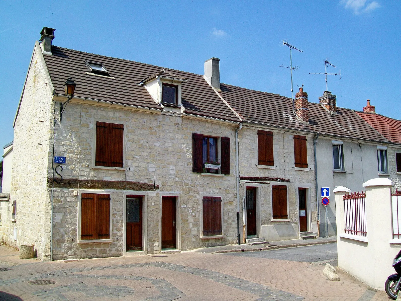 Des maisons dans un village français (illustration)