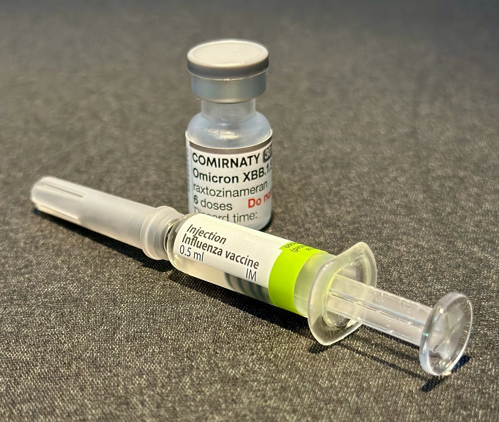 Flacons de vaccins, dont un vaccin antigrippal (illustration)