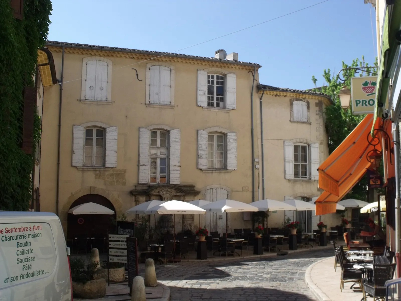 Terrasse d'un café de village (illustration)