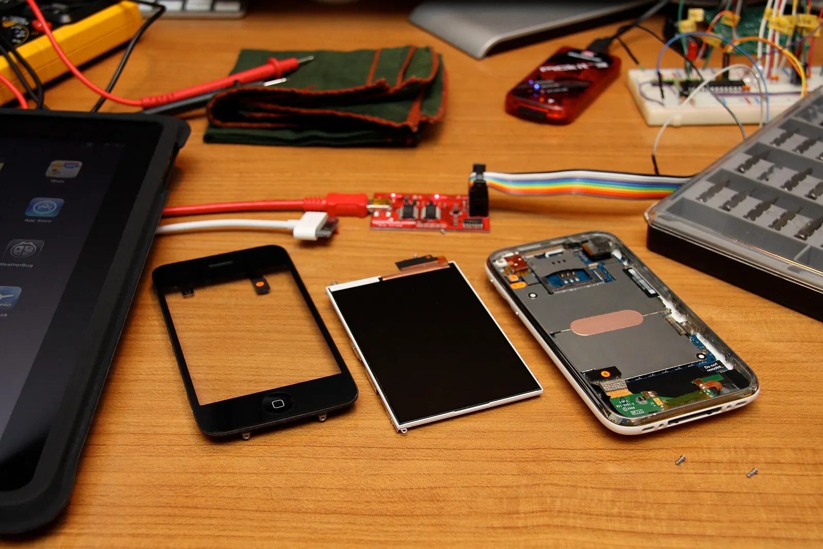 Un iPhone démonté, laissant voir ses composants (illustration)