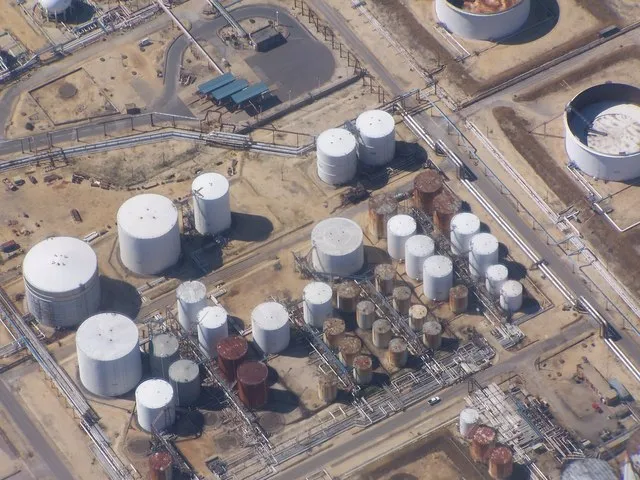 Réservoirs de stockage de pétrole (illustration)