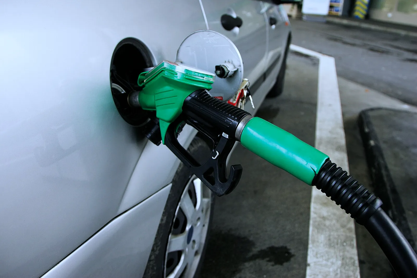 Un pistolet de pompe à carburant