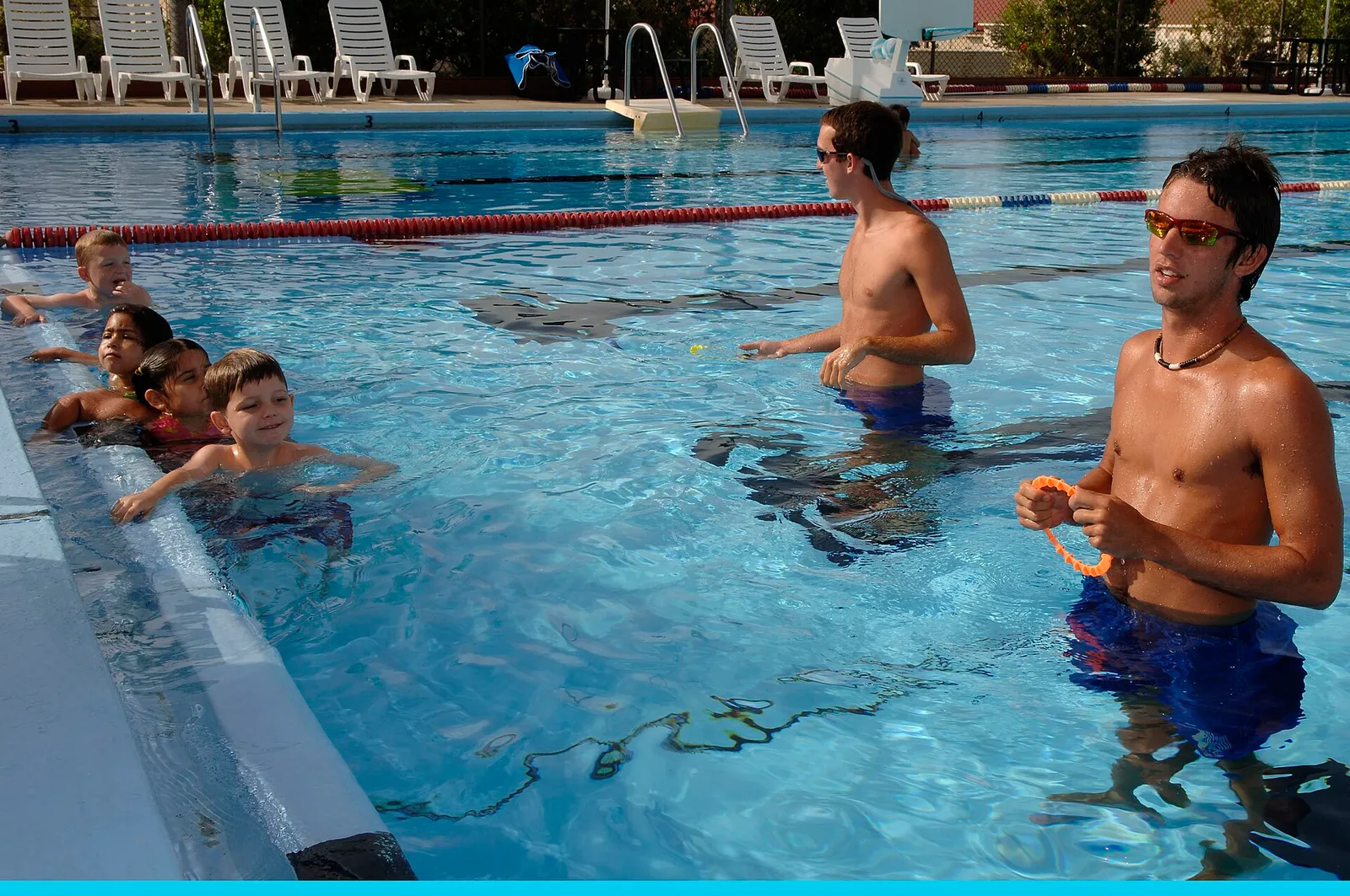 Des enfants avant une leçon de natation (illustration)