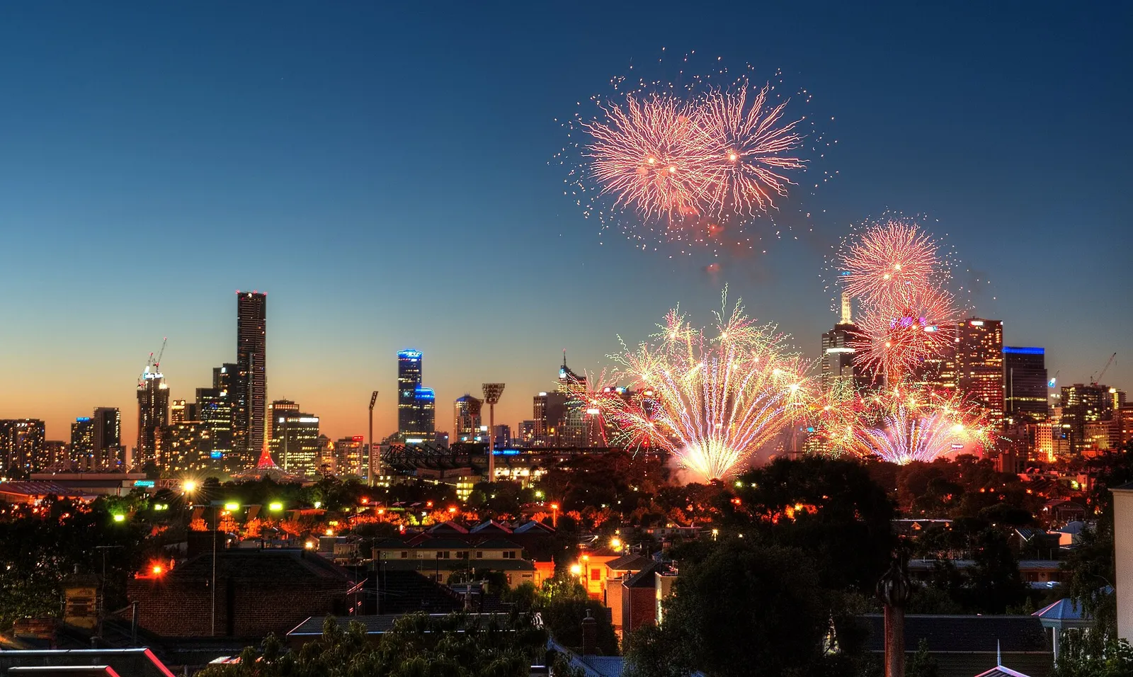 Un feu d'artifice au-dessus d'une ville (illustration)