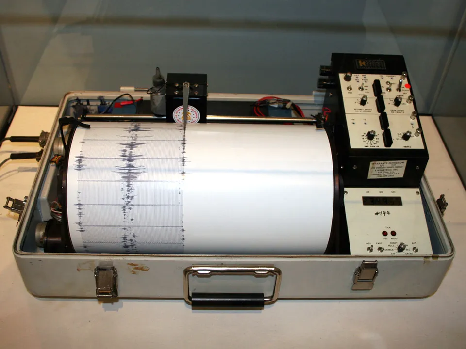 Un sismographe enregistrant des secousses