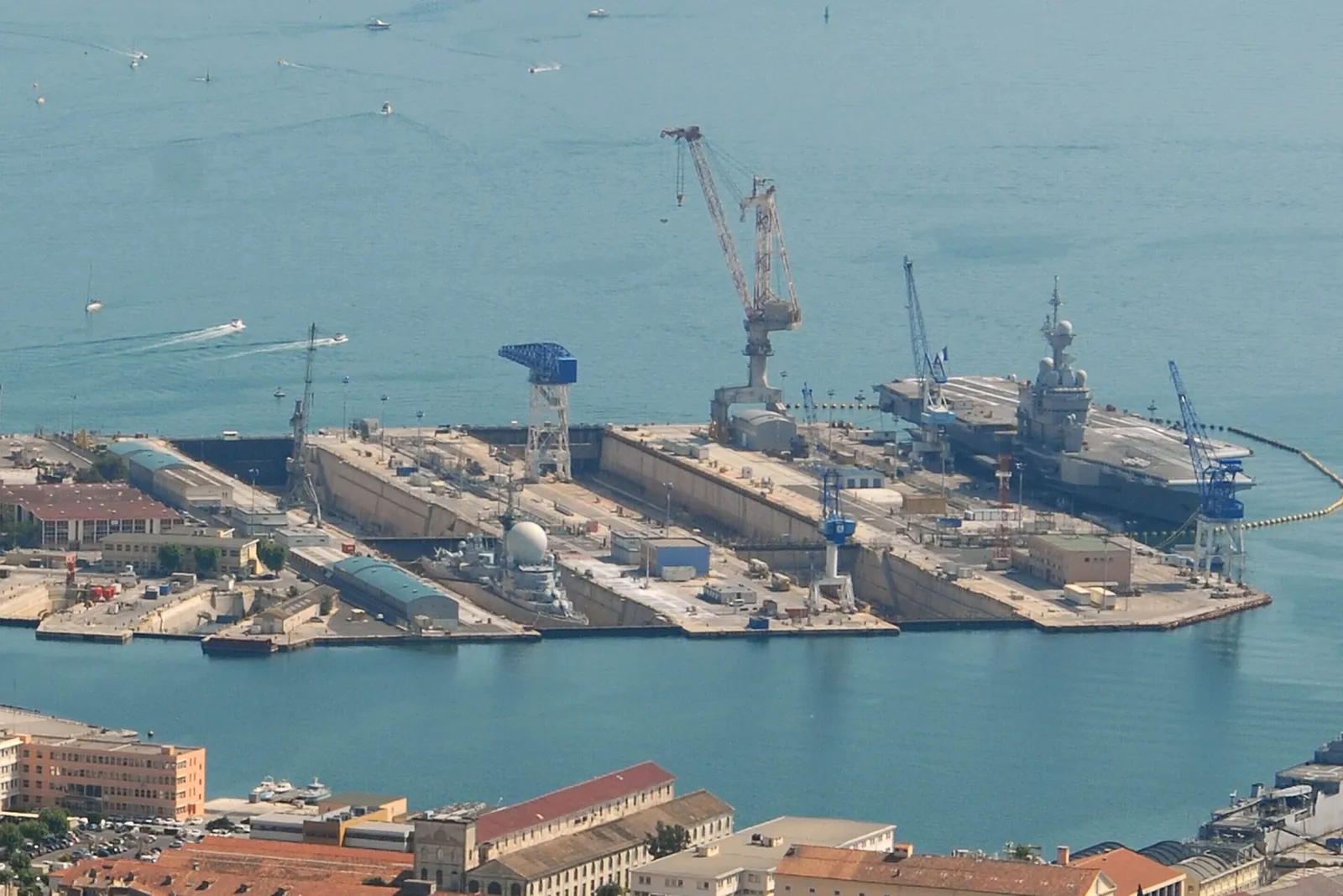 Le porte-avions Charles de Gaulle à quai à Toulon (illustration)