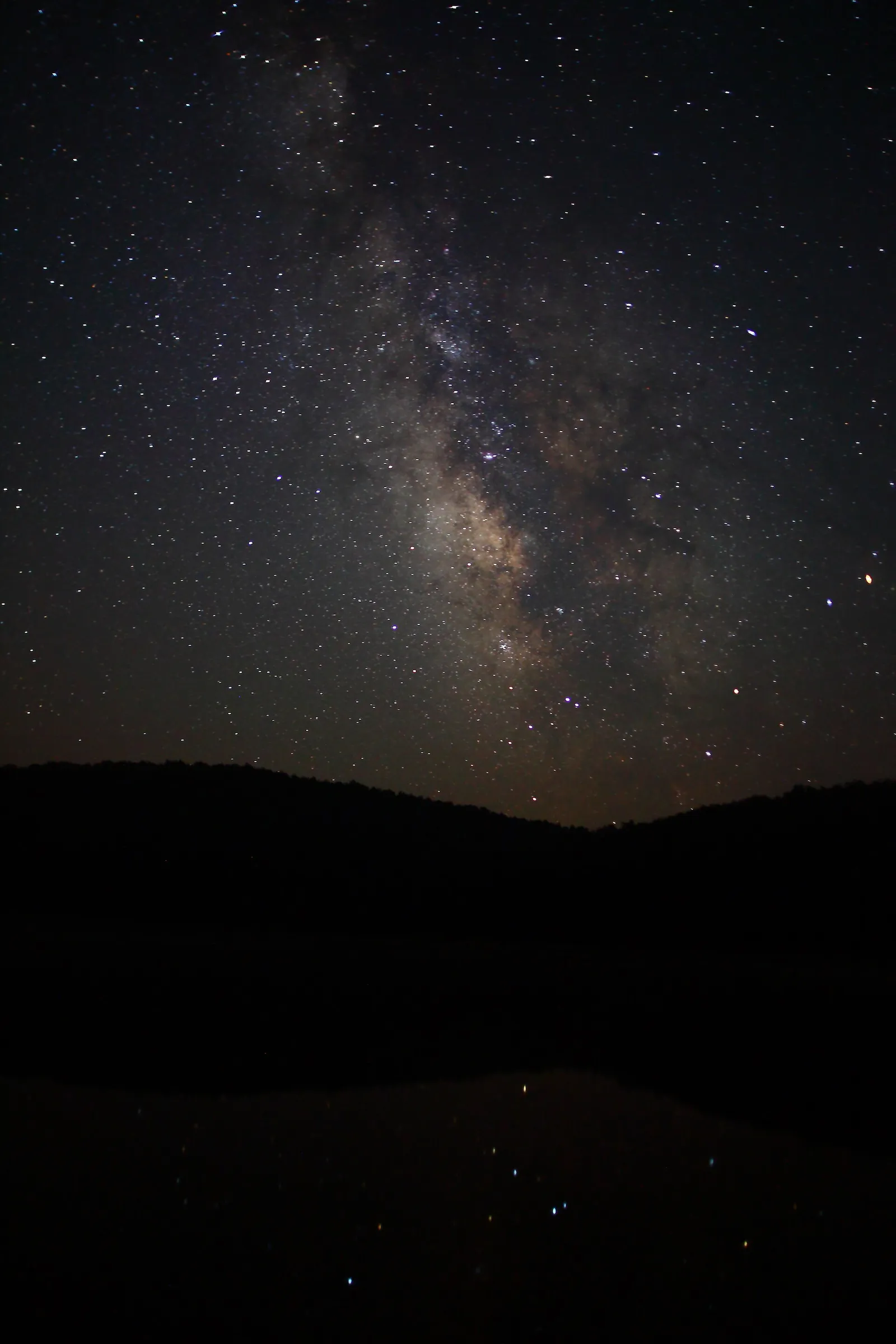 La Voie lactée dans le ciel nocturne au-dessus d'un lac de montagne