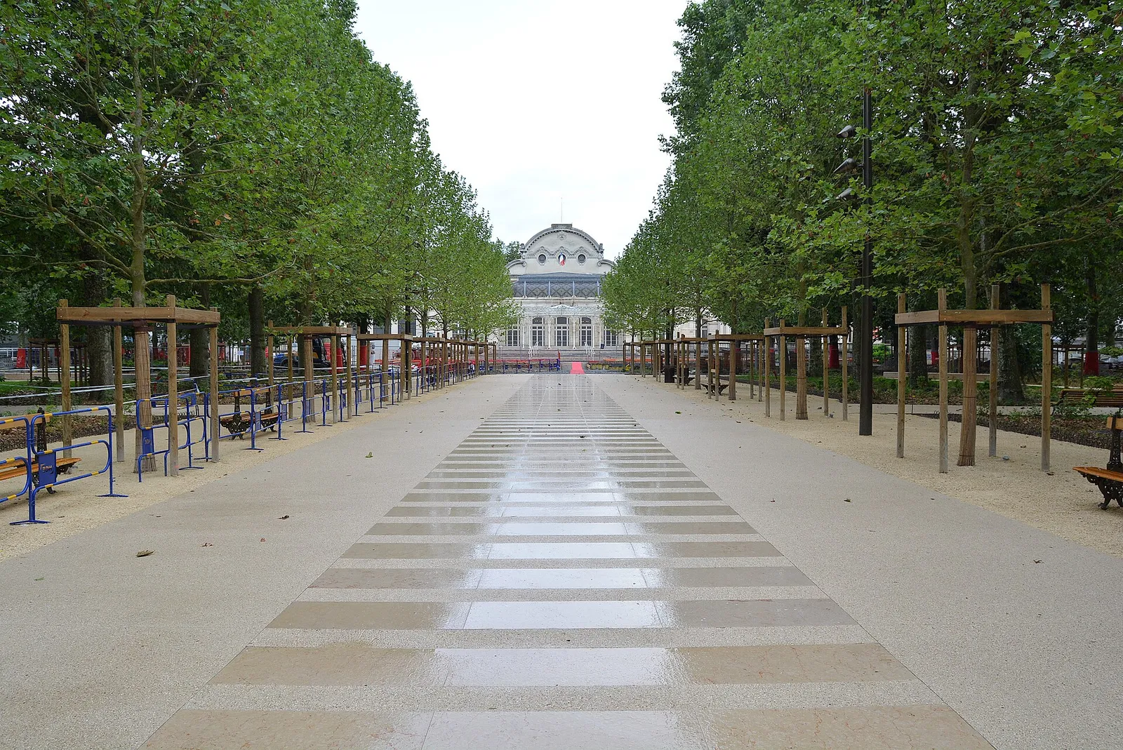 L'allée centrale ombragée du parc des Sources, à Vichy