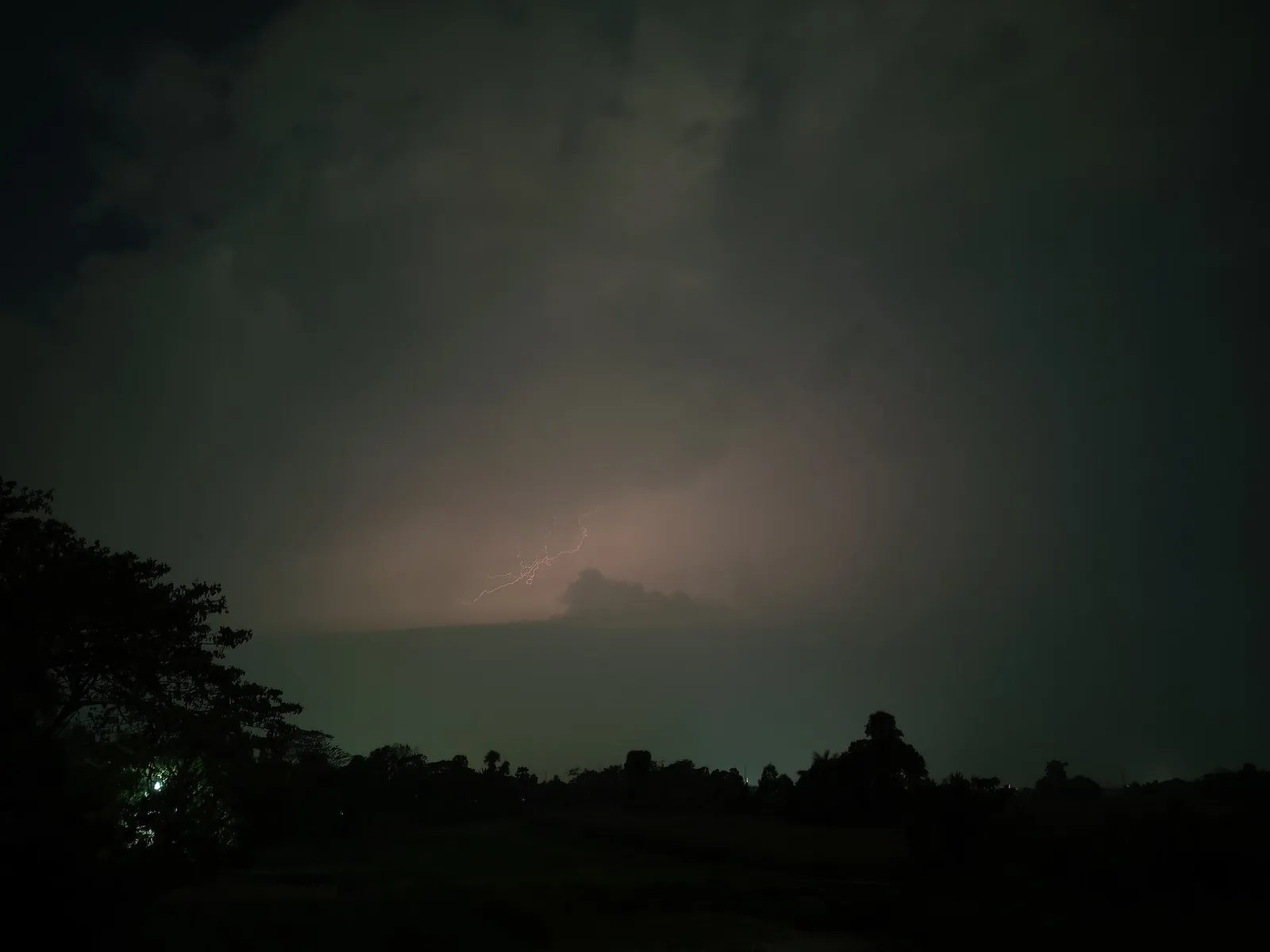 Un orage nocturne traversé d'éclairs