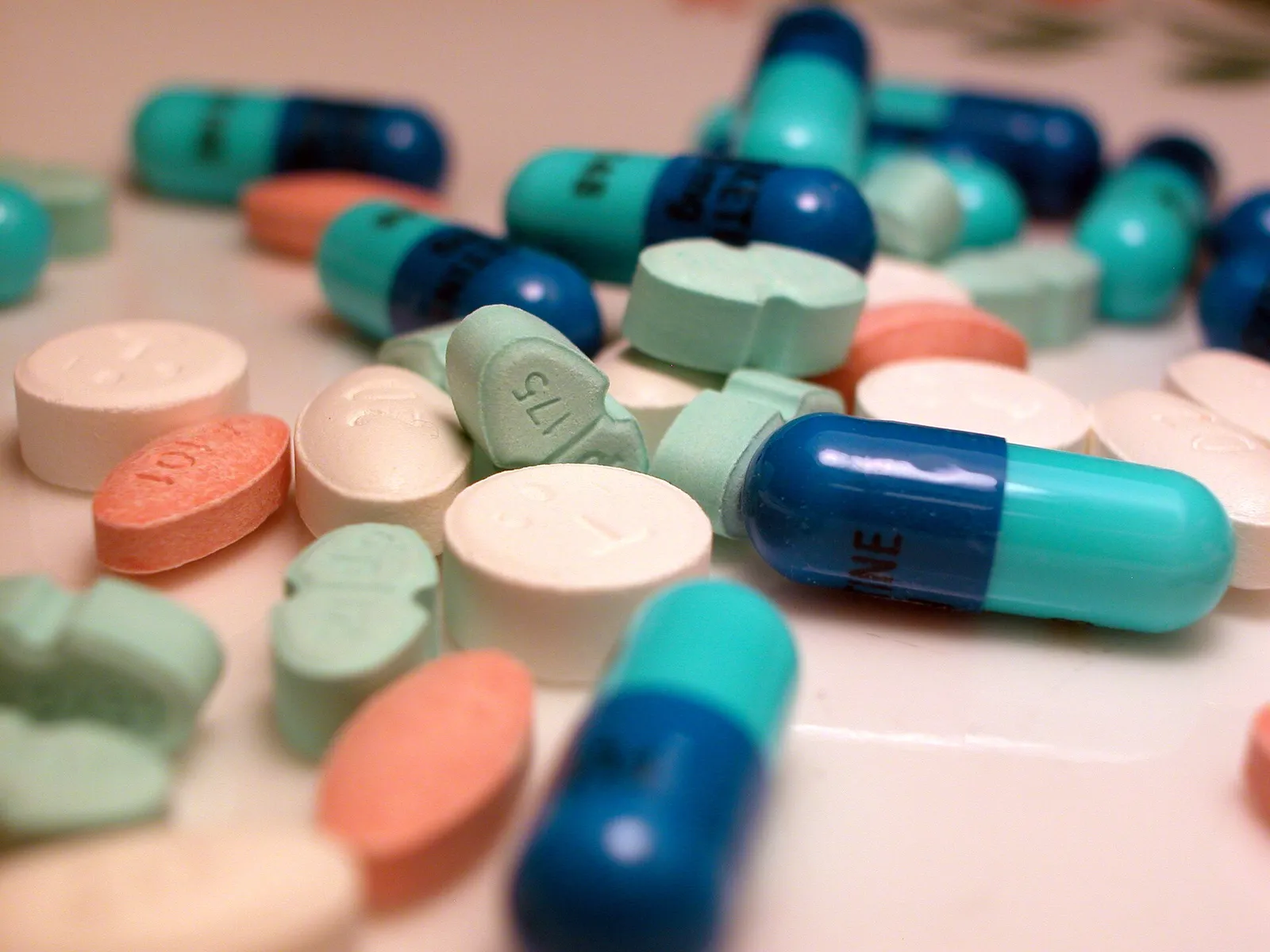 Des comprimés et gélules de médicaments variés