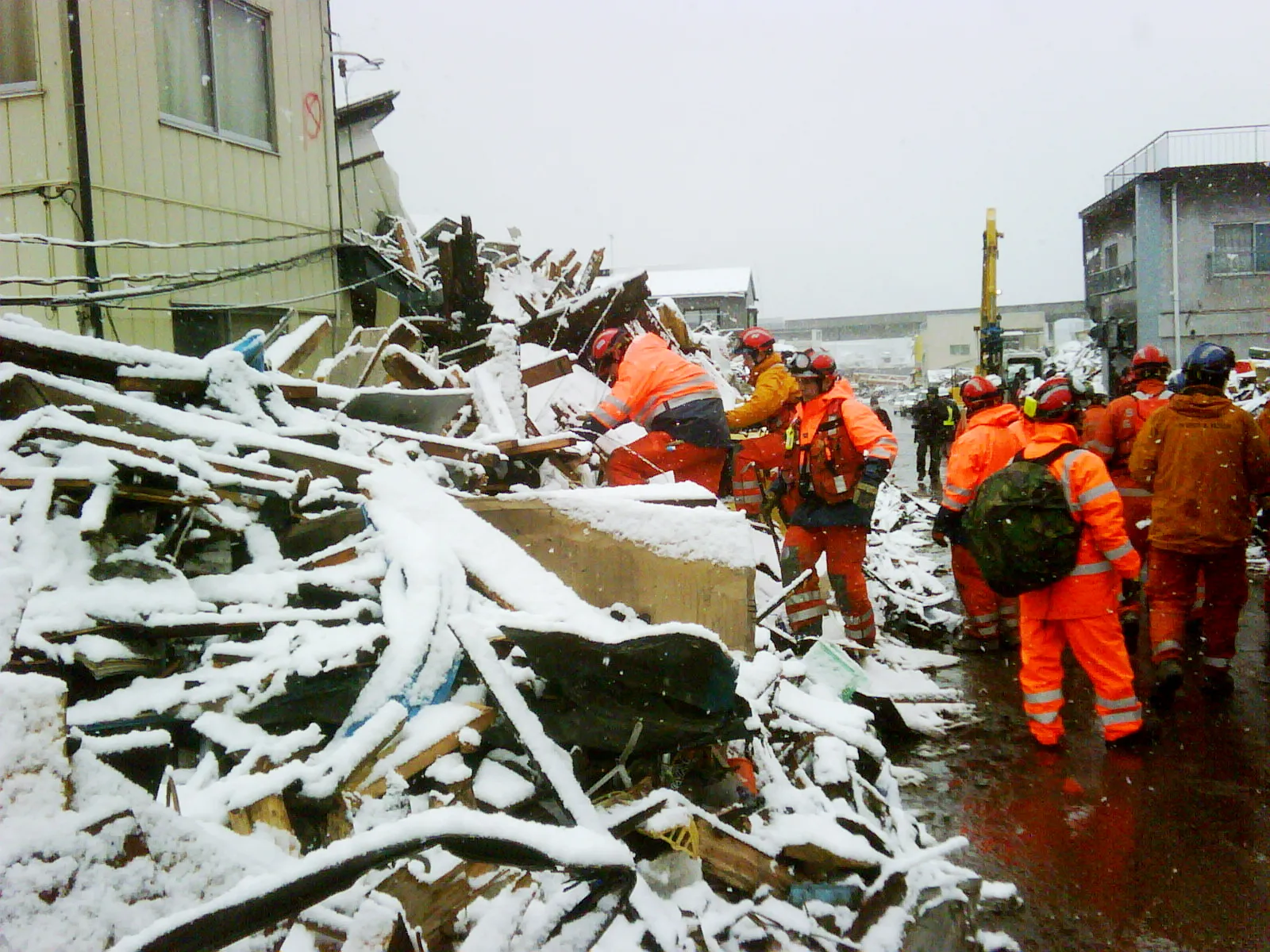 Équipe de recherche et de sauvetage après un séisme (illustration)