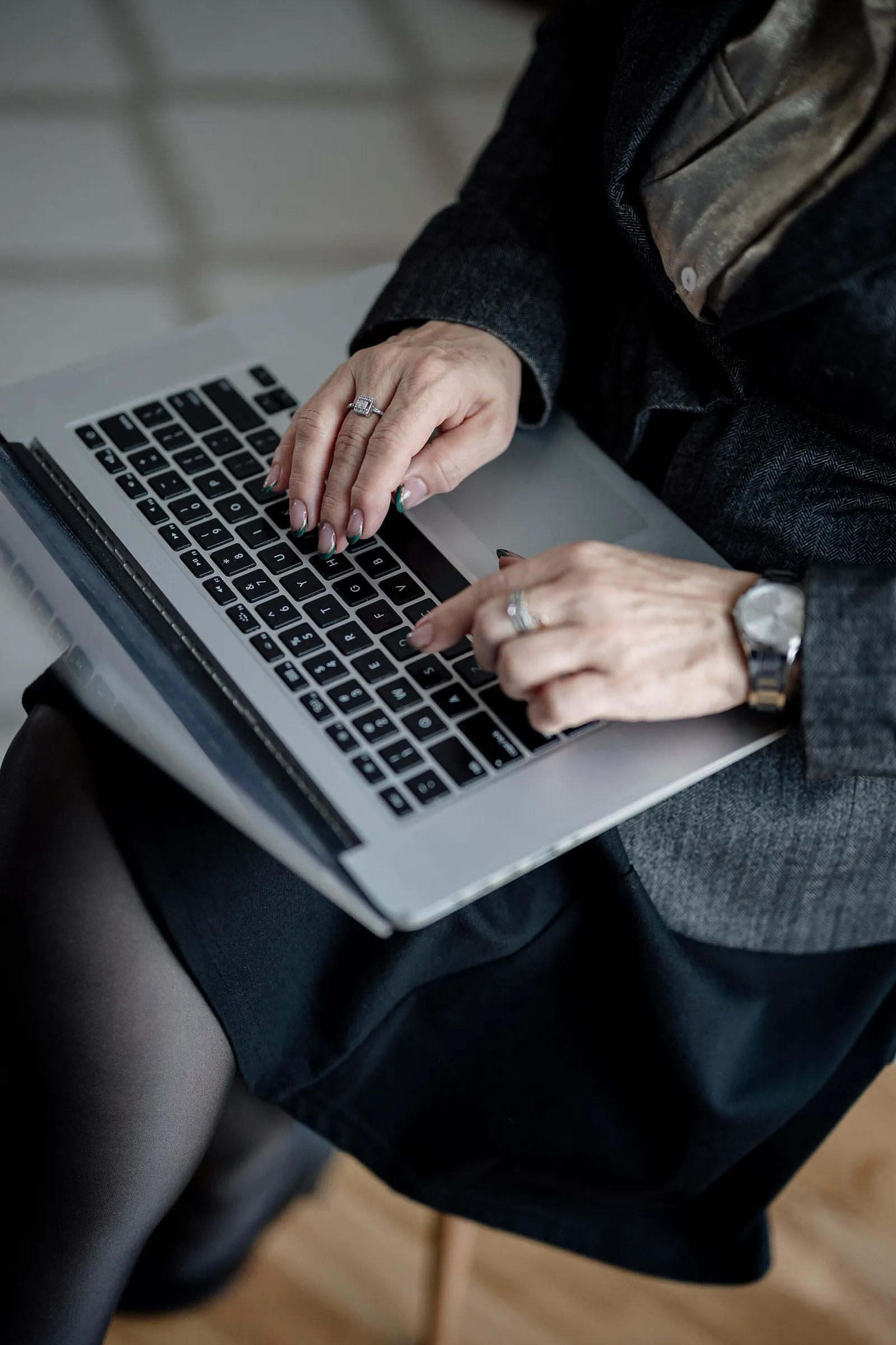 Des mains tapant sur un ordinateur portable