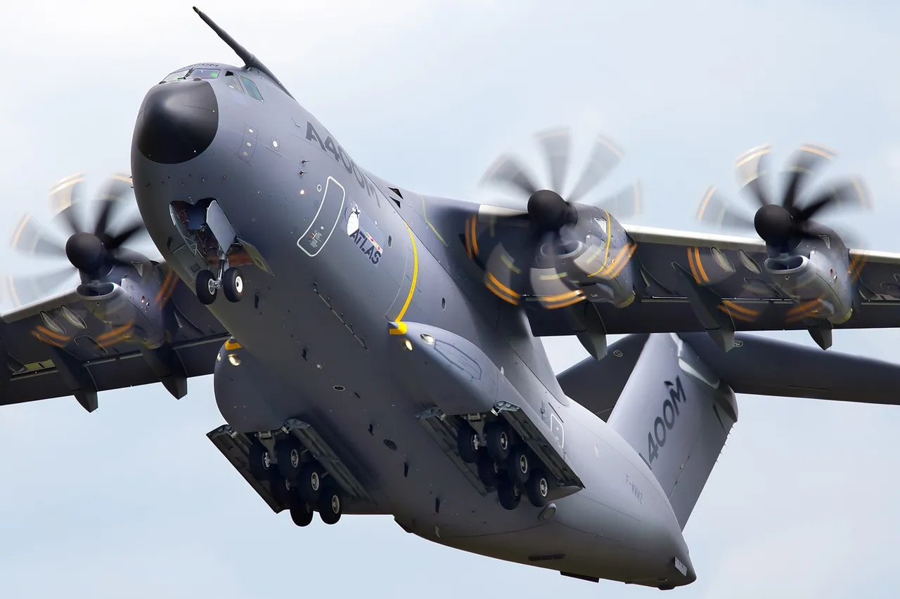 Un avion de transport militaire Airbus A400M Atlas en vol