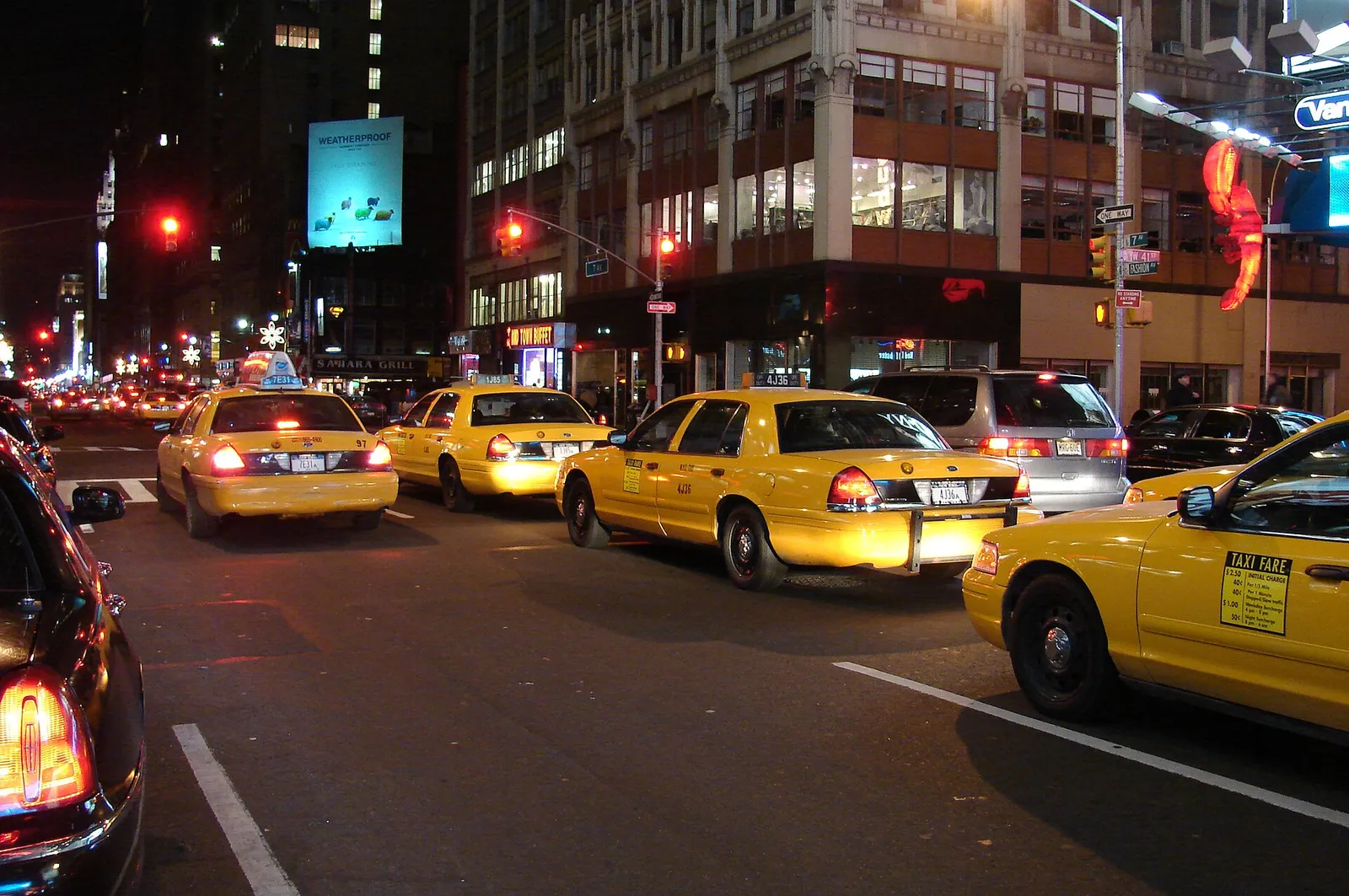 Des taxis avec leur signe lumineux sur le toit (illustration)