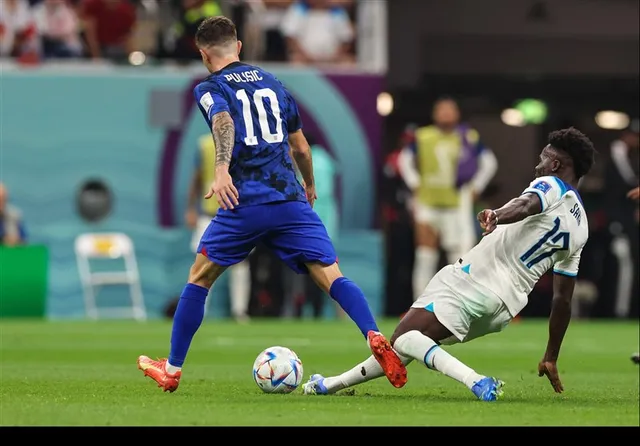 Bukayo Saka sous le maillot de l'Angleterre lors d'un match de Coupe du monde