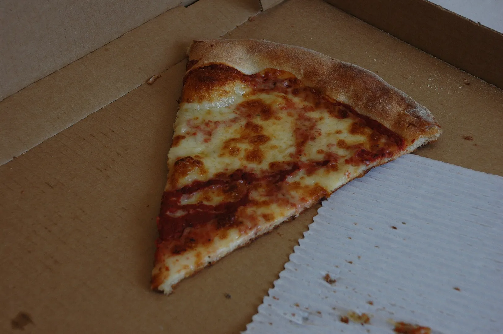 Une part de pizza (illustration)