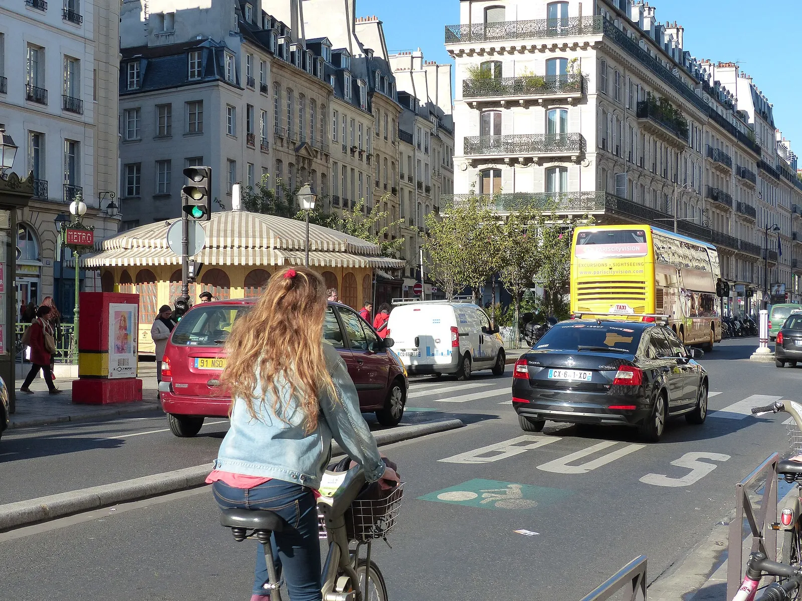 Marquage cyclable sur une rue de Paris