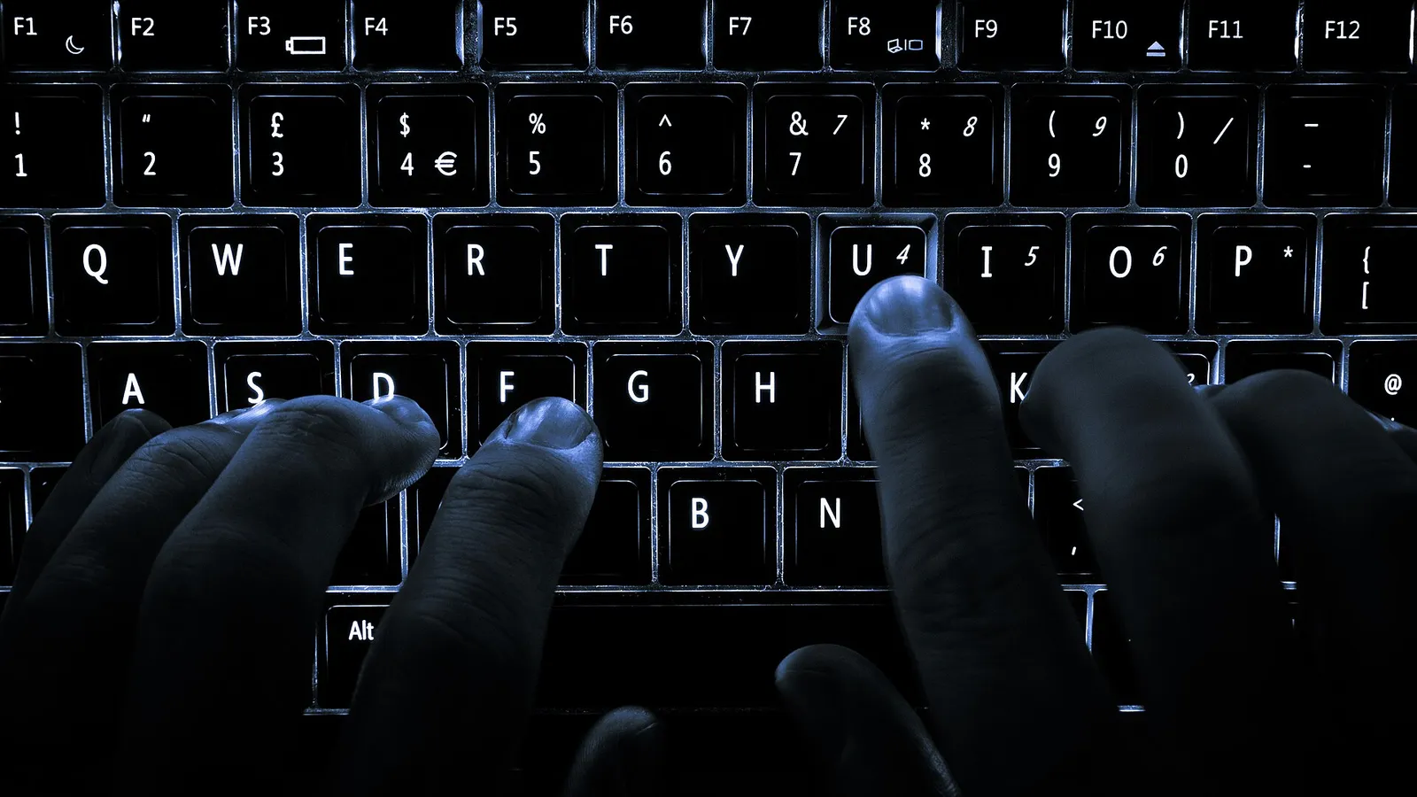 Clavier d'ordinateur rétroéclairé dans la pénombre