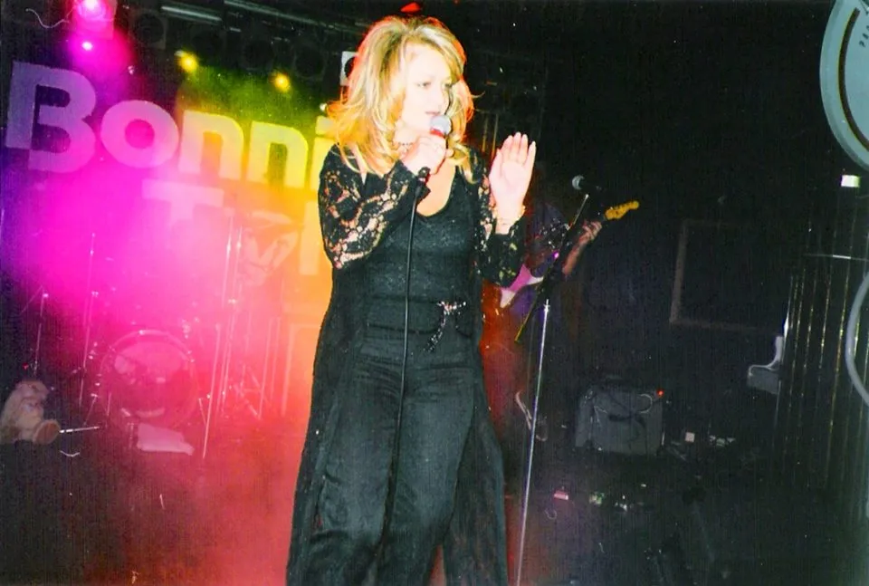 Bonnie Tyler sur scène (ici à Moscou en 1999)