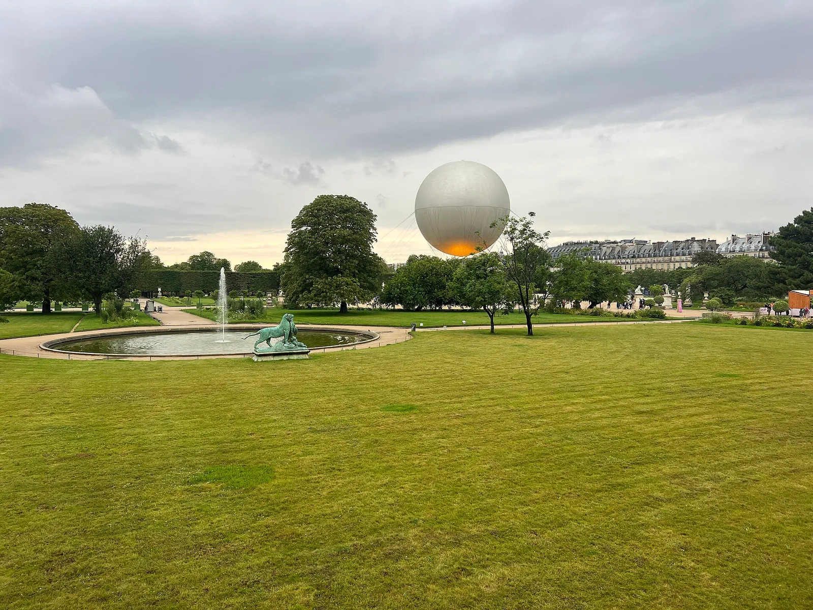 La vasque olympique au jardin des Tuileries, à Paris