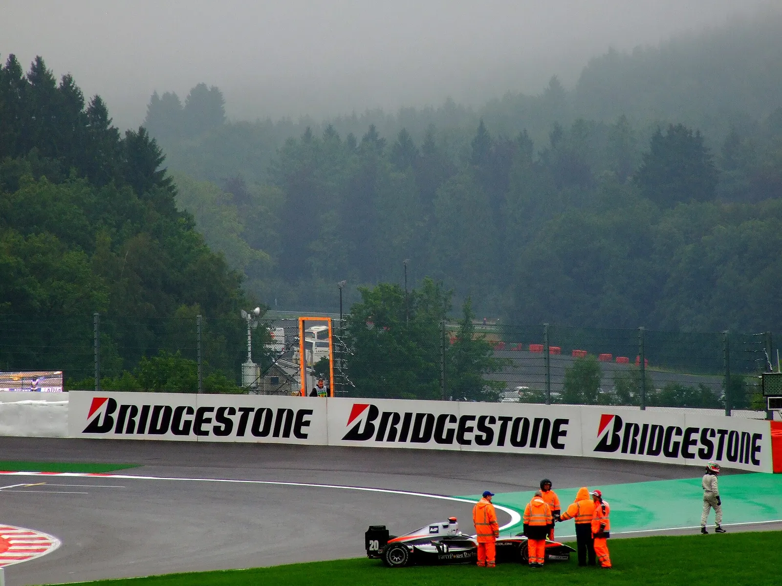 Une monoplace immobilisée en bord de piste, sur le circuit de Spa-Francorchamps